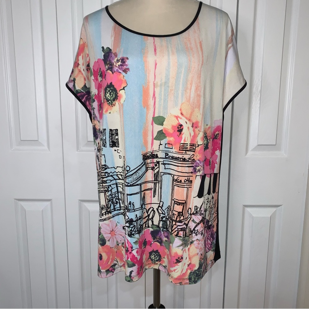 Alia 1X black with pattern scene on front cap sleeve